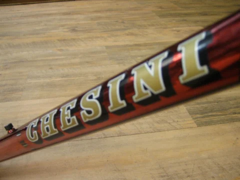 Nahaufnahme des Unterrohrs mit dem goldenen Schriftzug „Chesini“