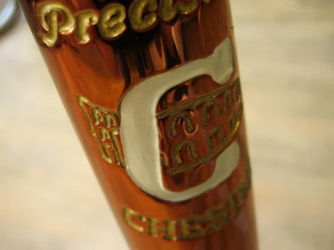 Nahaufnahme des Steuerrohrs mit vergoldetem Schriftzug „Precision“