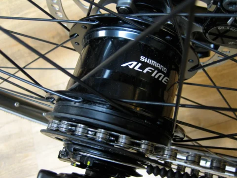 Nahaufnahme einer Shimano-Alfine-Nabenschaltung im Hinterrad