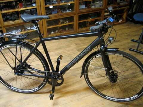 Ein schwarzes Bergamont-Trekkingrad auf Holzboden im Laden