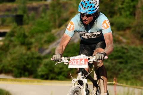 Ein Mountainbikefahrer im Rennen mit der Startnummer 2014