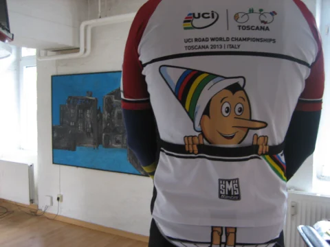 Dasselbe Trikot von hinten mit dem Aufdruck der Straßen-WM 2013 in der Toskana