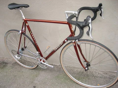 Dasselbe Rennrad schräg von vorn, Reifen mit hellen Flanken
