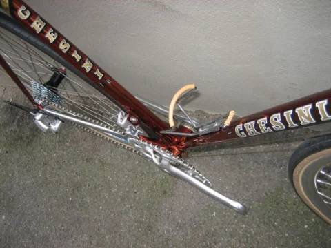 Nahaufnahme des Unterrohrs mit dem Schriftzug „Chesini“