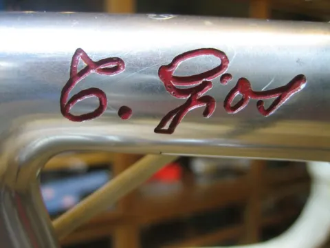 Nahaufnahme des Oberrohrs mit der eingelegten Signatur „G. Gios“