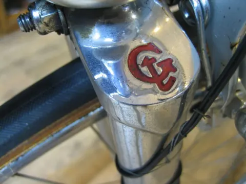Nahaufnahme der verchromten Gabelkrone mit Campagnolo-Zeichen