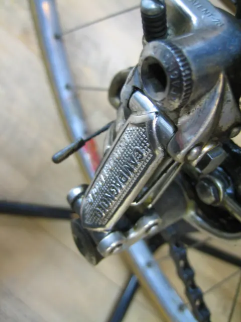 Detail des Gios: Campagnolo-Umwerfer am verchromten Sitzrohr