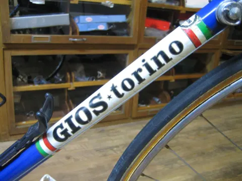 Nahaufnahme des Unterrohrs mit dem Schriftzug „Gios Torino“ in den Farben Italiens