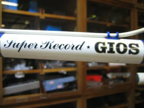 Nahaufnahme des Gabelschafts mit dem Schriftzug „Super Record Gios“
