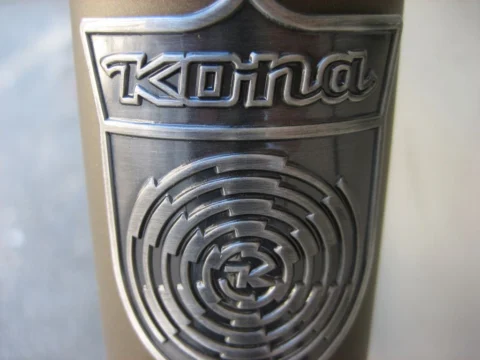 Nahaufnahme eines Kona-Steuerkopfschilds mit Labyrinthmuster