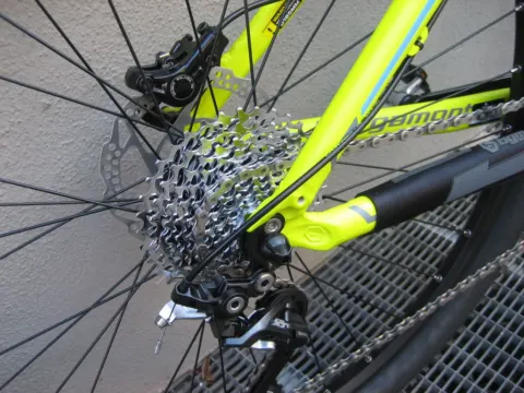 Detail des neongelben Mountainbikes: Kassette und Schaltwerk am Hinterrad