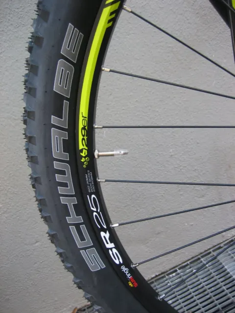 Nahaufnahme eines Schwalbe-Stollenreifens am Vorderrad