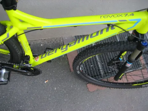 Nahaufnahme des Oberrohrs mit dem Schriftzug „Bergamont Revox 7.4“