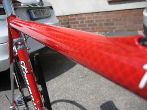Detail des Tommasini: Steuerrohr und Gabel vor einer Backsteinwand