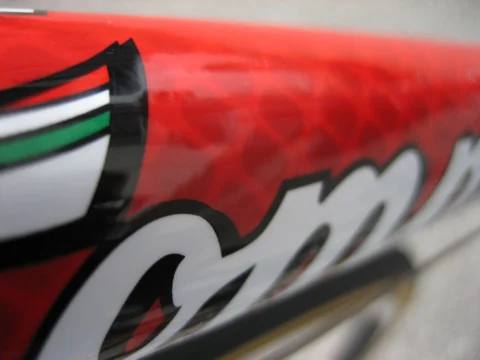Nahaufnahme des roten Oberrohrs mit dem Tommasini-Schriftzug und der Italienflagge