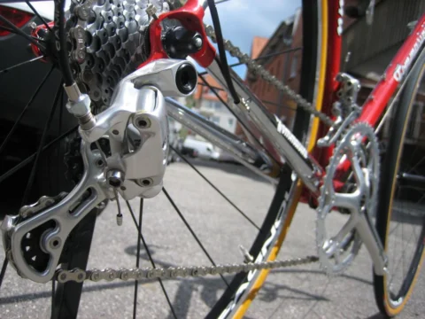 Detail des Tommasini: Campagnolo-Schaltwerk und Kassette
