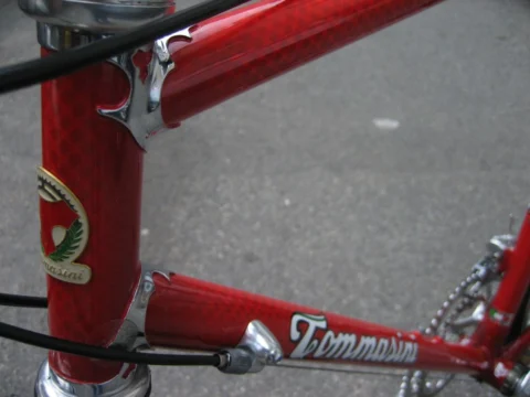 Detail eines roten Tommasini: Sitzrohr mit dem eingelegten Schriftzug