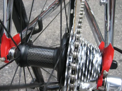 Detail eines Rennrads: rote Nabe und Kassette am Hinterrad
