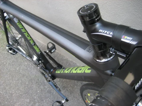Detail eines Cannondale: Steuerrohr und Vorbau von schräg oben