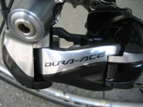 Detail eines Rennrads: Dura-Ace-Schaltwerk am Ausfallende