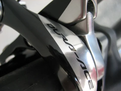 Nahaufnahme der Dura-Ace-Bremse an der Carbongabel