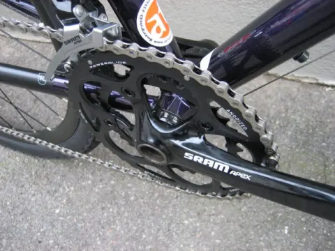 Detail desselben Rads: SRAM-Apex-Kurbel am violetten Rahmen