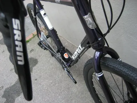 Detail desselben Rads: SRAM-Federgabel und Steuerrohr