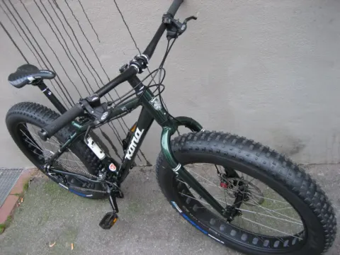Das Fatbike von vorn auf dem Gehweg, die Reifen wirken übergroß