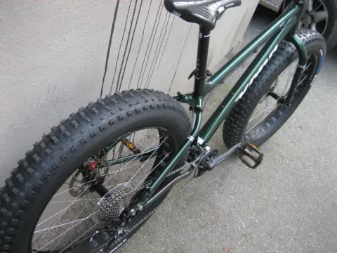 Das Fatbike von schräg hinten, Blick auf Sattel und breites Hinterrad