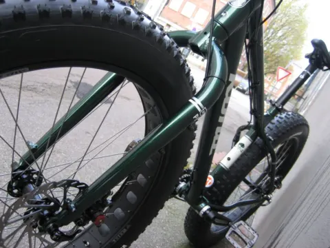 Detail des Fatbikes: Federgabel und Bremsscheibe am Vorderrad