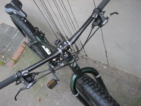 Blick von oben auf Lenker und Vorbau des Fatbikes