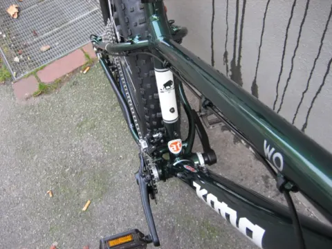 Detail des Fatbikes: Oberrohr mit dem Kona-Schriftzug, dahinter der breite Reifen