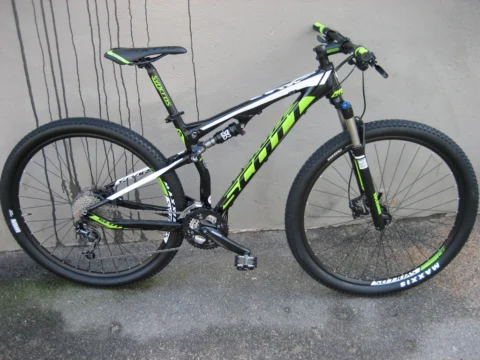 Ein schwarz-grünes Scott-Mountainbike von der linken Seite