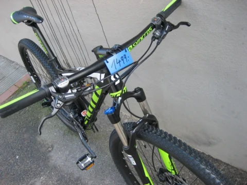 Ein schwarz-grünes Scott-Fully von vorn, am Lenker hängt ein Preisschild