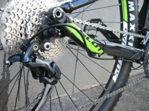 Detail eines Scott-Mountainbikes: Schaltwerk und Kassette am Hinterrad