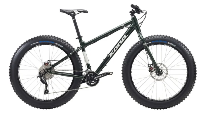 Ein dunkelgrünes Kona-Mountainbike mit breiten Reifen, freigestellt
