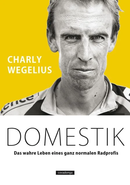 Buchcover „Domestik — Das wahre Leben eines ganz normalen Radprofis“ mit einem Porträt in Schwarzweiß