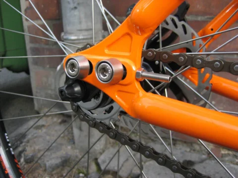 Detail des Kona Unit: Ausfallende und Kettenspanner am Hinterrad
