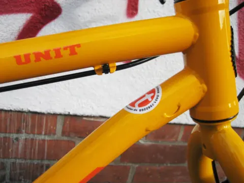 Nahaufnahme des Oberrohrs mit dem Schriftzug „Unit“