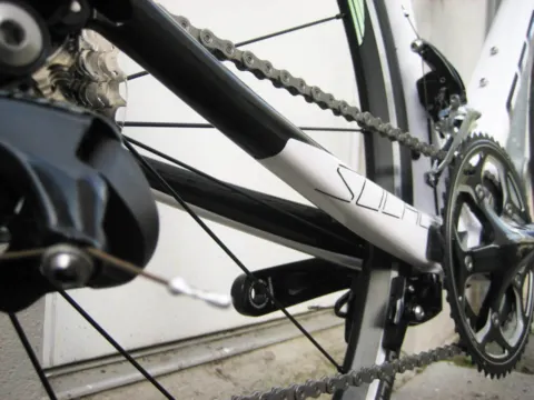 Detail eines Scott Solace: Kurbel und Kette vor heller Wand