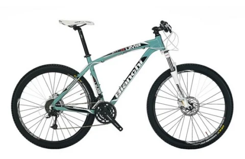 Ein mintgrünes Bianchi-Mountainbike mit Federgabel, freigestellt