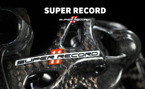 Werbebild einer Campagnolo-Super-Record-Kurbel aus Carbon vor schwarzem Grund