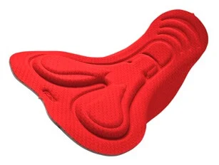 Ein roter Gel-Sattelbezug, freigestellt