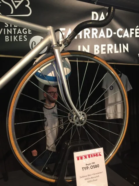 Ein Vintage-Rennrad hängt vor der Wand eines Fahrradcafés