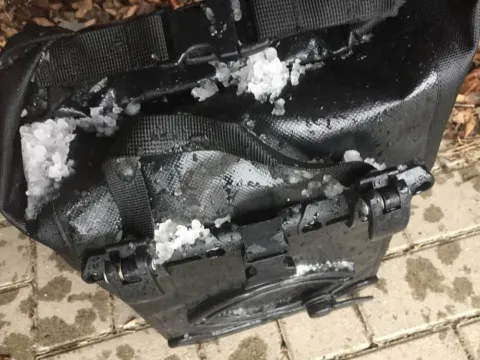 Eine Lenkertasche mit angefrorenem Schneematsch in Nahaufnahme