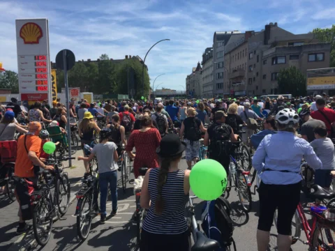 Eine dichte Menge Radfahrender füllt eine ganze Kreuzung