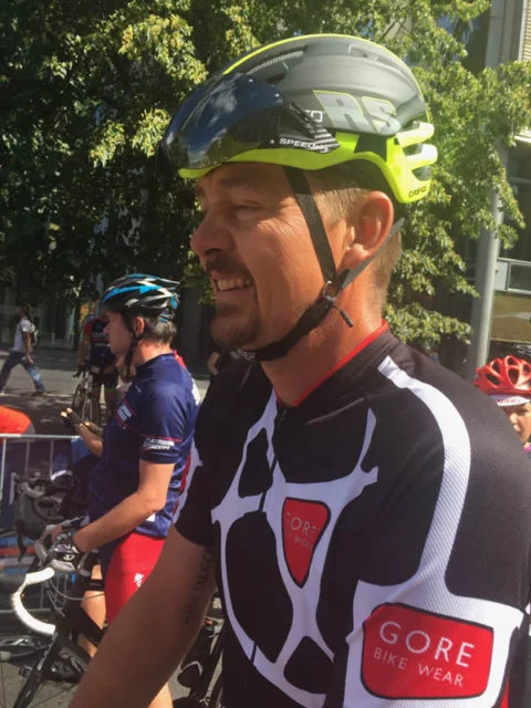 Ein Teilnehmer mit Helm im Startbereich, dahinter weitere Fahrer