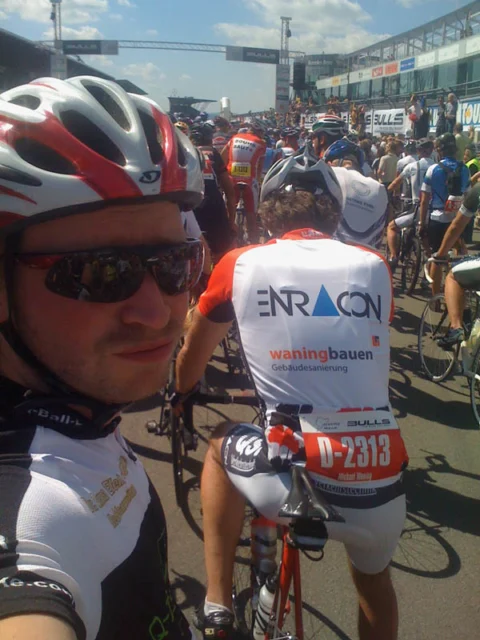 Ein Teilnehmer im Startblock macht ein Selfie, dahinter dicht gedrängt das Feld