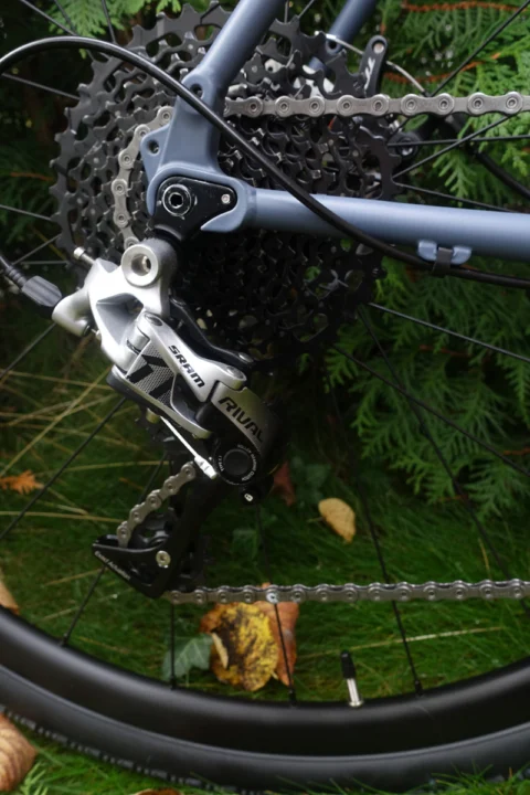 Detail des Kona Rove ST: SRAM-Schaltwerk und Kassette am Hinterrad