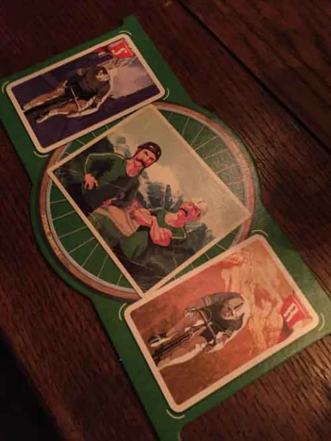 Alte Sammelbilder von Radrennfahrern auf einem Holztisch